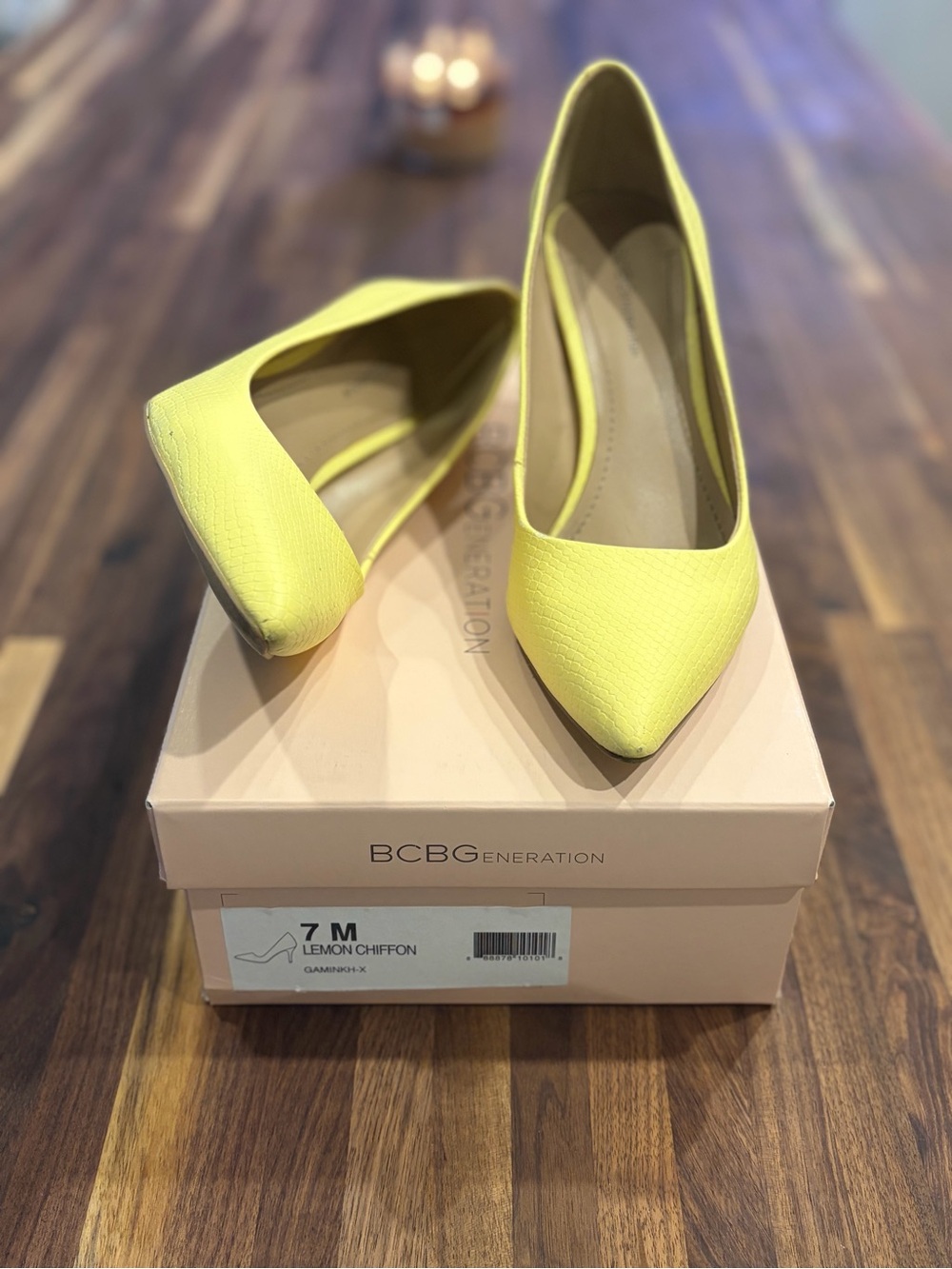 BCBGeneration Lemon Chiffon Yellow Pointed Toe Heels Size 7